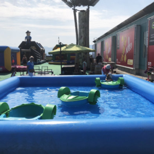 Piscine gonflable avec bateaux