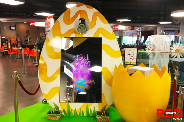 Miroir-a╠Ç-Selfie-Magique-Interactif-Migros-Renens-Pa╠éques-Red-Monkeys-3