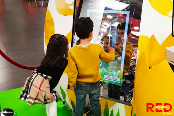 Miroir-a╠Ç-Selfie-Magique-Interactif-Migros-Renens-Pa╠éques-Red-Monkeys-5